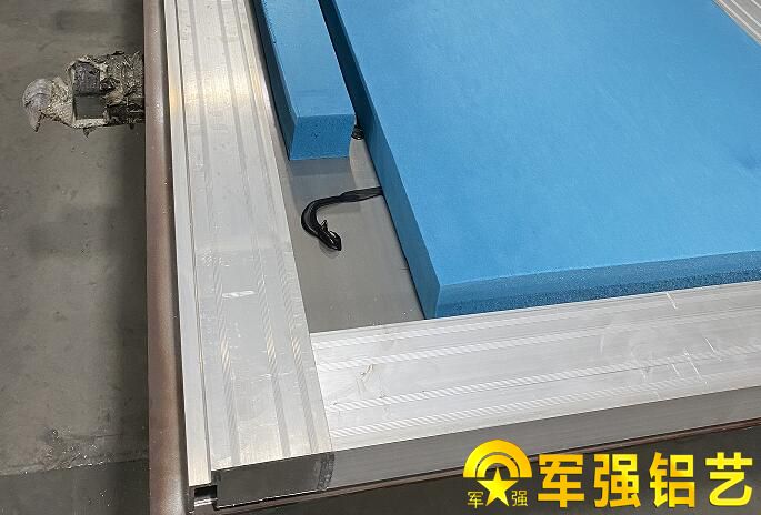 铸铝门填充物选择聚乙烯发泡板的优点